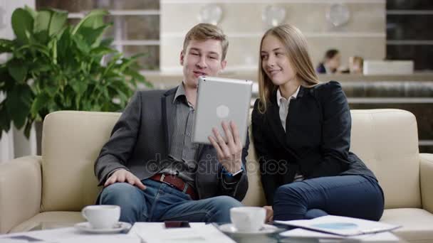 Joven pareja vídeo chat sobre tableta — Vídeo de stock