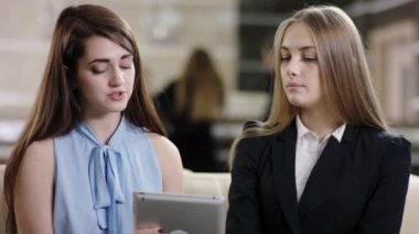 UPS-in tablet, eser tartışırken iş kadınları kapatın