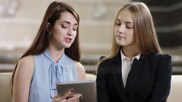 Businesswomen discussing work and using devise — Stock Video