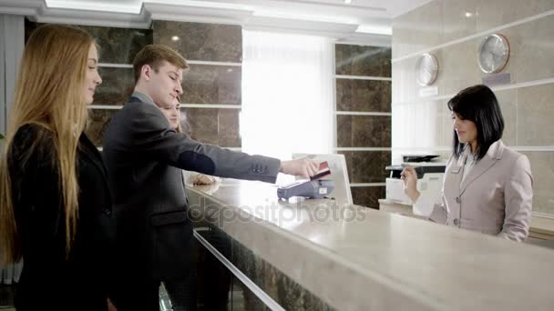 Otel Resepsiyon konut için ödeme gezginler — Stok video