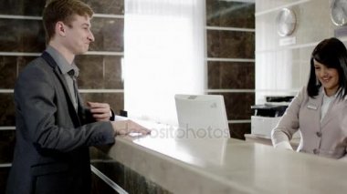 Resepsiyon hizmeti kadına insanlarla çalışma