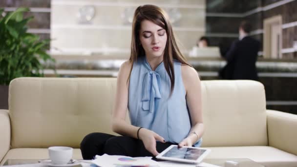 Femme d'affaires tenant smartphone — Video