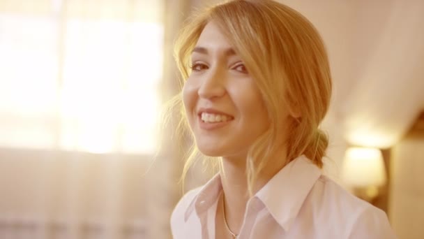 Belle femme blonde souriant à la caméra — Video