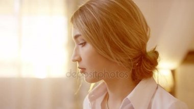 Kafa dönme ve kameraya bakarak genç güzel sarışın kadın