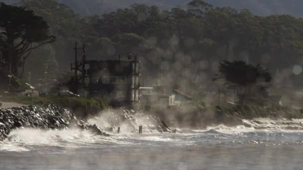 Ondas oceânicas colidem com uma praia e penhascos rochosos — Vídeo de Stock