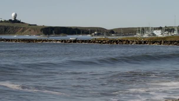 Le onde dell'oceano battono contro le scogliere rocciose — Video Stock