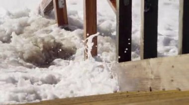 Okyanus dalgaları kıyıya dayak