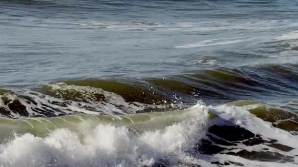 Las olas del océano están golpeando contra los acantilados rocosos — Vídeo de stock