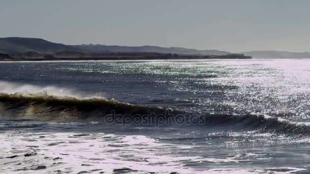 海の素晴らしい波が岸を打っています。 — ストック動画
