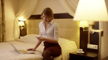 Genç kadın smb onu arayacağım ve o konuşmaya başladı o zaman seyir için bir şey bir defter,