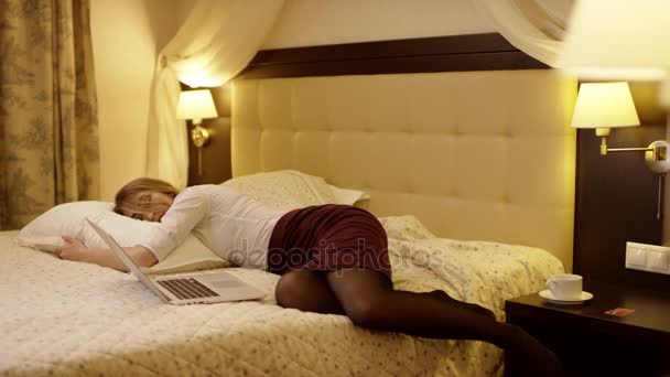 Donna stanca dal lavoro dorme sul grande letto bianco — Video Stock