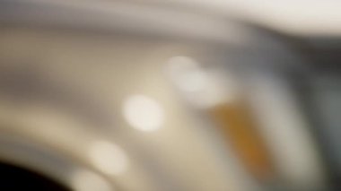 Genç işadamı Pasifik Okyanusu kıyısında yürüyüş