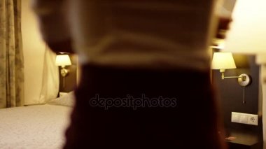 Genç güzel kadın yatakta oturur ve telefonda konuşuyor