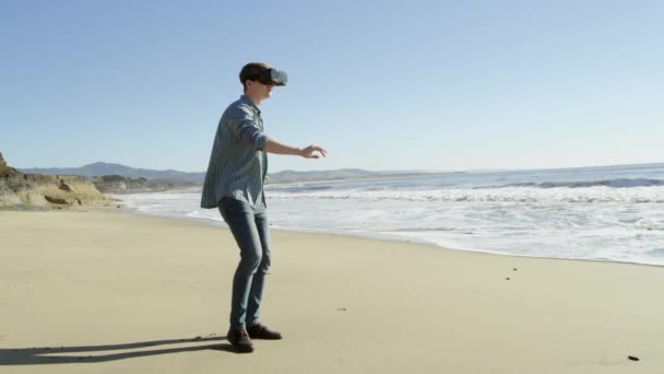 Junger Mann spaziert am Pazifikstrand — Stockvideo