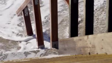 Okyanus dalgaları kıyıya dayak