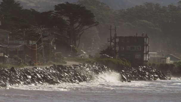 Okyanus dalgaları kazası bir plaj ve kayalık uçurum — Stok video