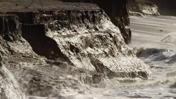 海浪撞到海滩和岩石的悬崖 — 图库视频影像