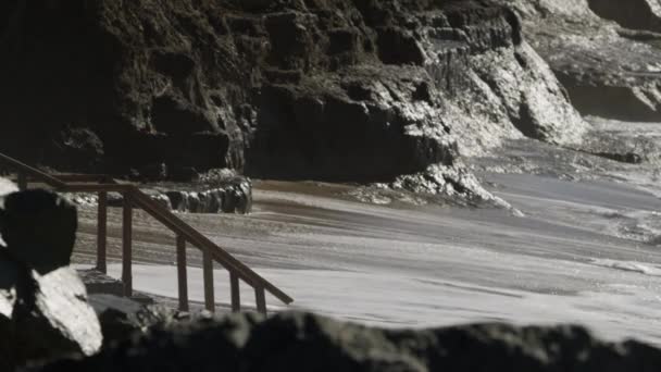 Des vagues océaniques s'écrasent sur une plage et des falaises rocheuses — Video