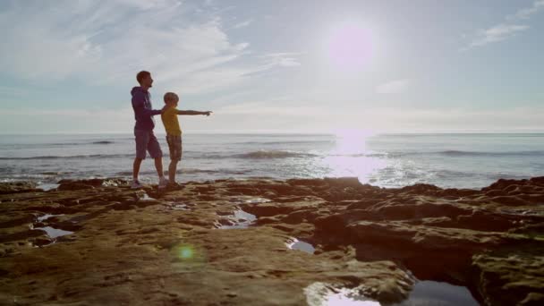 Hermanos disfrutan de una hermosa vista en la orilla del mar — Vídeo de stock