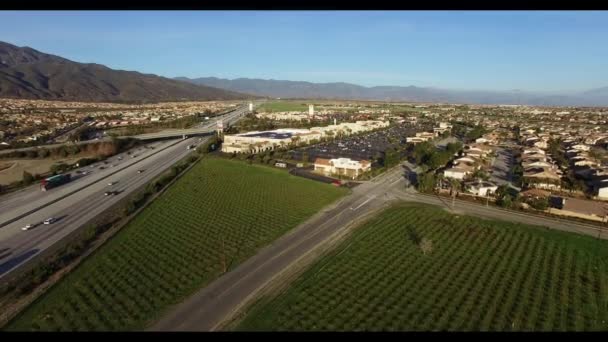 Het zicht op het platteland via panoramische luchtfoto schieten — Stockvideo