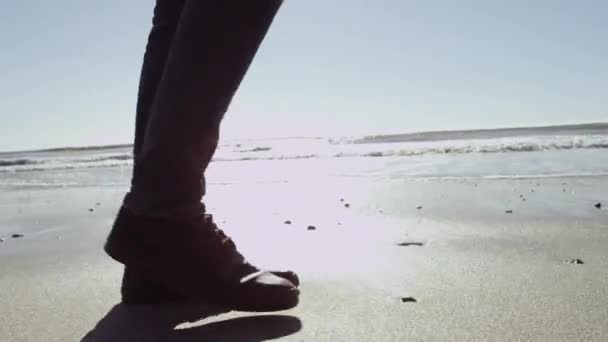 Людські ноги ходять уздовж пляжу — стокове відео