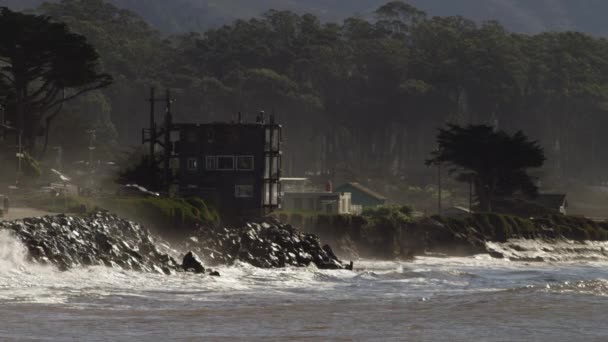 Las olas del océano chocan contra una playa y acantilados rocosos — Vídeos de Stock