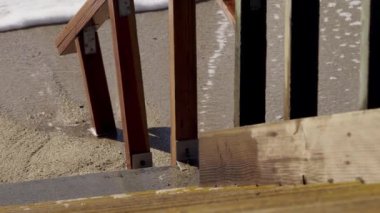 Okyanus dalgaları kıyıya dayak