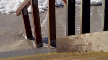 Okyanus dalgaları kıyıya dayak