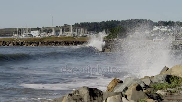 Havet vågor slår mot klipporna — Stockvideo