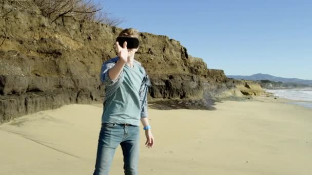 Jeune homme marche sur la plage du Pacifique — Video