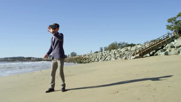 Mladý muž chodí na Pacific beach — Stock video