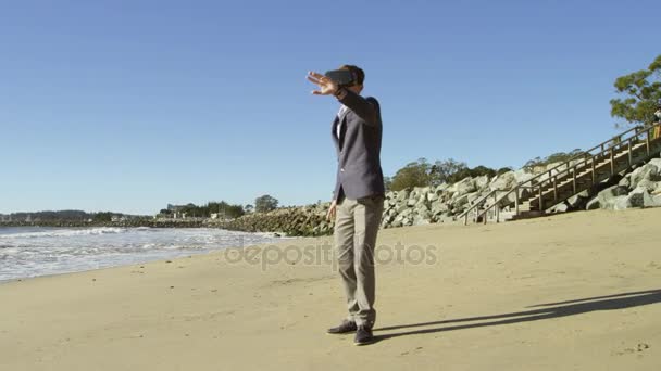 Jovem caminha na praia do Pacífico — Vídeo de Stock