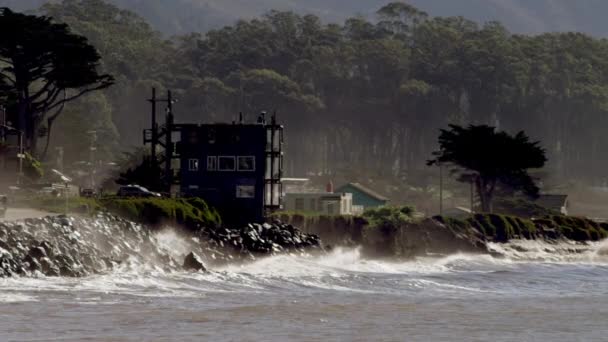 Okyanus dalgaları kazası bir plaj ve kayalık uçurum — Stok video