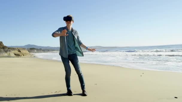 Genç adam Pasifik kumsalda yürür — Stok video