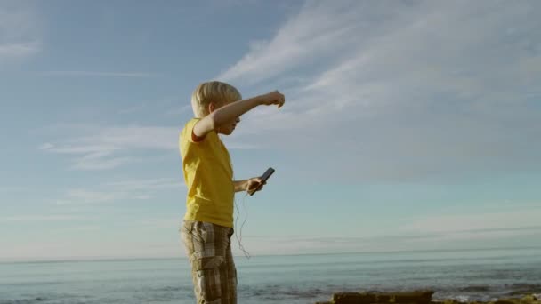 Потрясающий ребенок танцует на пляже — стоковое видео