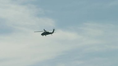 Helikopter uçup