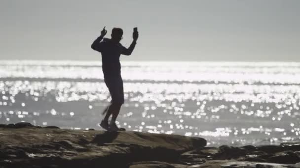 Baile solitario en una costa — Vídeo de stock