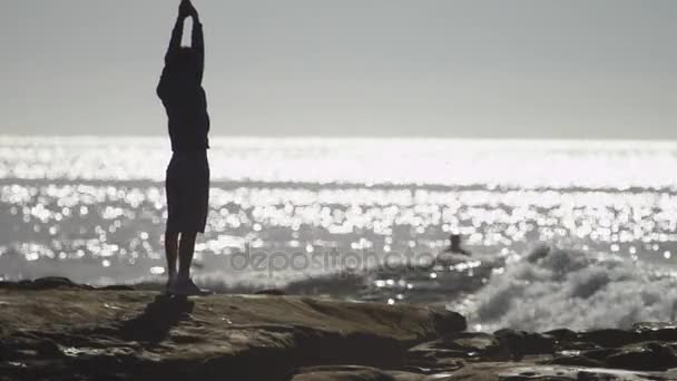 Homem vai fazer exercícios em uma praia — Vídeo de Stock