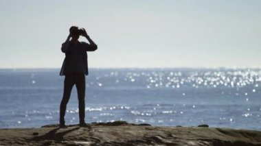 Sanal gerçeklik headses bir kenarı olan adam