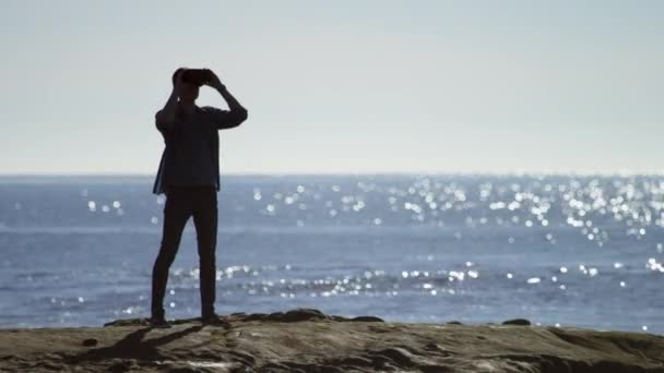 Bir sanal gerçeklik gözlük ile bir plaj tatil — Stok video
