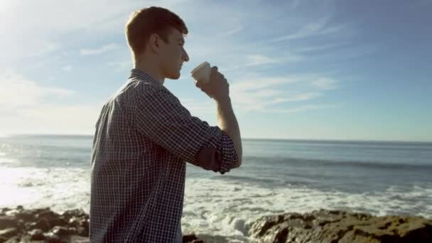 Seashore é um lugar perfeito para café e pensamento — Vídeo de Stock