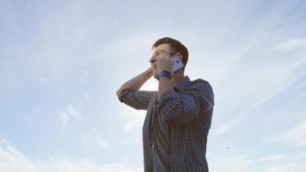 Bir sokakta telefonda zevkli sohbet — Stok video