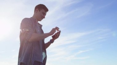 Genç adam ile onun smartphone bir sokakta