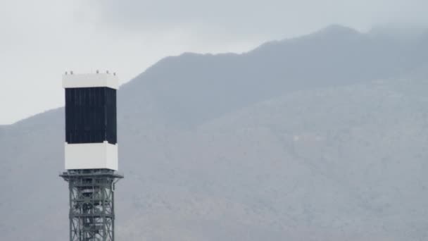 Toppen av en hög industriell tower — Stockvideo