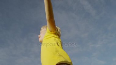 Neşeli çocuk bir sahil üzerinde atlama