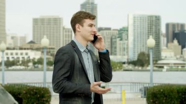 Adam neşeli bir konuşma bir sokakta cep telefonu üzerinden sahip