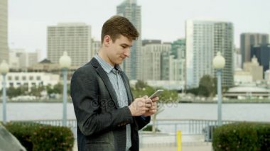 Adam mesaj Coronado bir sokakta atıyor