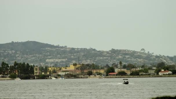 Barco está se movendo na água Coronado — Vídeo de Stock