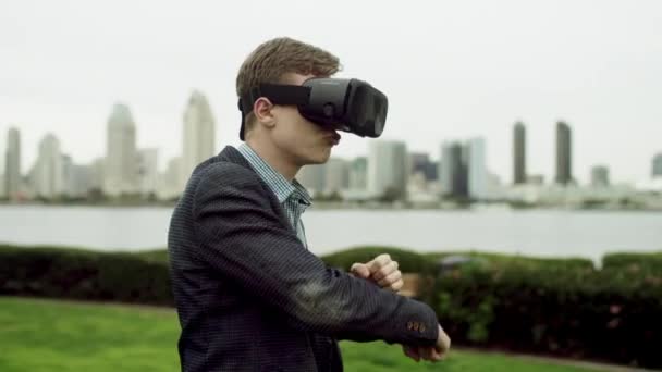Jovem está apontando com sua espingarda virtual na realidade virtual — Vídeo de Stock