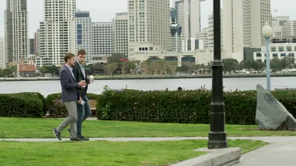 Twee studenten bespreken hun project tijdens het lopen — Stockvideo